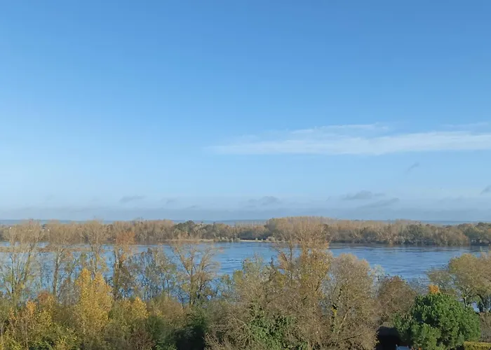 Des Perreyeurs - Maison Troglodyte Avec Vue Sur Loire بيت للعطل